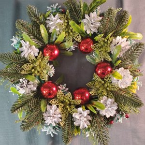Робота Різдвяні вінки з золотими квітами.