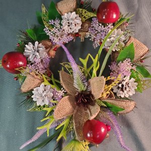 Работа Новогодний венок с мешковиной и красными яблоками