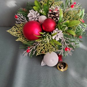 Работа Икэбана в праздничном красном мешке (подарок).