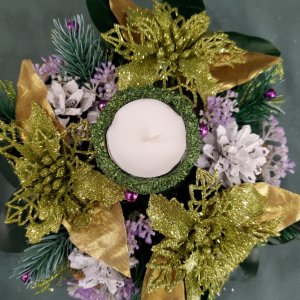 Работа Икэбана с золотыми цветами в сиреневым цвете