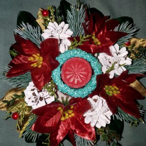 Работа Икэбана на стол с красными рождественскими цветами с свечкой