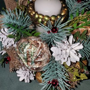 Работа Икэбана с цветами с мешковины, с свечкой 