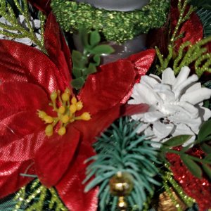 Работа Икэбана с новогодними цветами и серебряной свечой