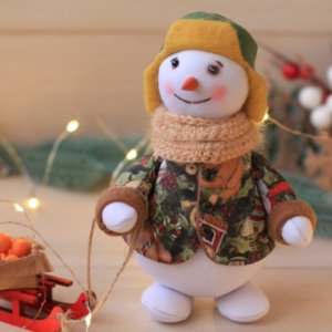 Работа Снеговик в ушанке. Новогодний сувенир.