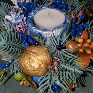 Робота Ікебана зі свічкою у синьому кольорі та святковому мішку