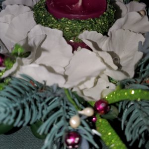 Работа Икэбана с белыми цветами, со свечкой в праздничном мешке