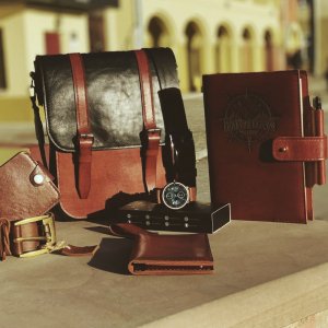 Работа Кожаные аксессуары в коньячной коже 