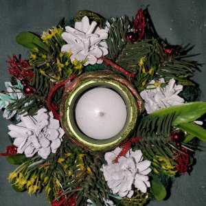 Работа Икебана с свечкой в праздничном красно-черном цвете