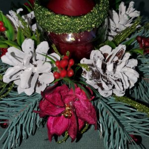 Работа Икэбана с свечкой в праздничном мешке