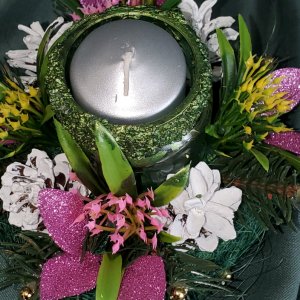 Робота Ікебана зі свічкою та бузковими гілочками