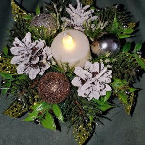 Работа Икэбана с коричневыми шарами с свечкой на батарейке в мешке