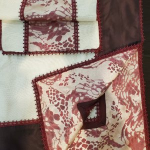 Работа Скатерть  с принтом тигровым и бордо, двухсторонняя