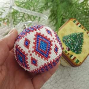 Работа НОВОГОДНИЙ ШАР ИЗ БИСЕРА "РОМБЫ" 2 УКРАШЕНИЕ НА ЕЛКУ