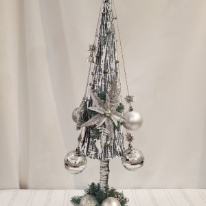 Робота Новорічна ялинка у сріблі та червоному мішку