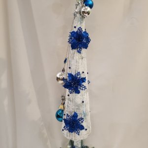 Робота Новорічна ялинка у срібло-синьому кольорі з квітами.