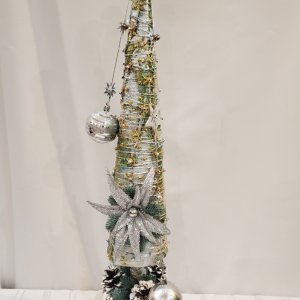 Работа Новогодняя ёлка в серебре с элементами золота