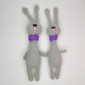 Робота Майстер клас сірий зайчик з бабочкою крючком