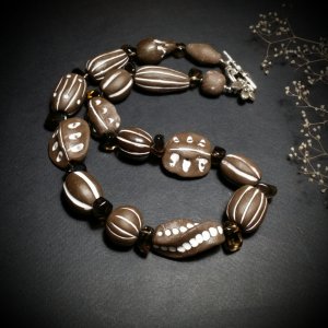 Работа Темно-коричневые бусы с раухкварцем