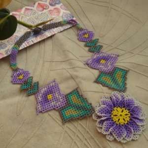 Работа Колье в стиле училищных мотивов (светло фиолетовый цветок)