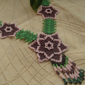 Работа Колье в стиле уичольских мотивов (темно фиолетовый цветок))