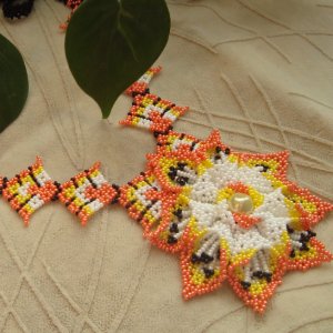 Робота Кольє в стилі уичольських мотивів (помаранчева квітка)