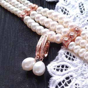 Робота Сережки з великими натуральними перлами та кристалами