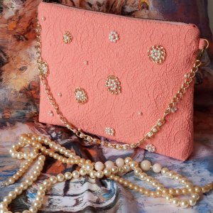 Работа Клатч коралловый с декором