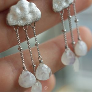 Работа Гипоаллергенные серьги гвоздики тучки с лунным камнем