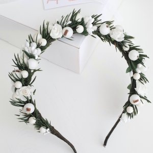 Работа Новогодний белый обруч с елкой