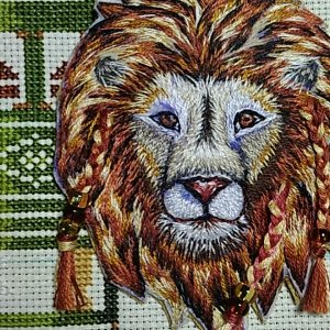 Работа Брошь лев с дредами