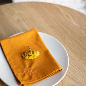 Работа Персонализированная салфетка 40 см x 40 см. Оранжевая.