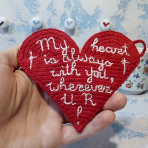 Работа Вязаная подставка под посуду, горячее. Сердце с вышивкой 2