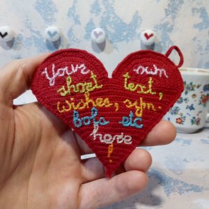 Работа Вязаная подставка под посуду, горячее. Сердце с вышивкой 3