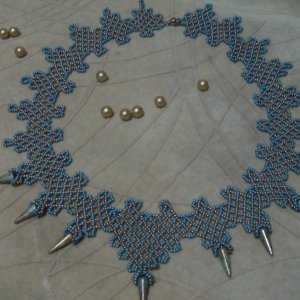 Работа Колье из бисера и бусин-пирамидок