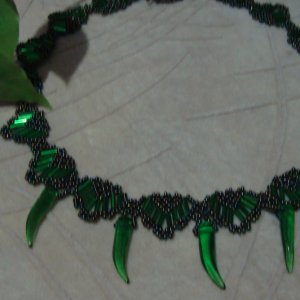 Работа Бисерное колье с подвесками-"клыками"