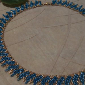 Работа Нежное колье из металлизированного бисера