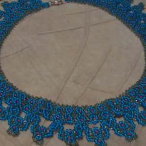 Робота Ажурне кольє з бісеру з квітковим принтом