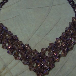 Работа Колье из крупных биконусов