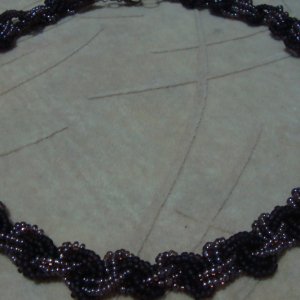 Работа Бисерное колье из узлов макраме