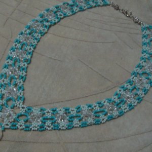 Работа колье с листочками