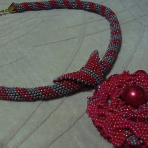 Робота Кулон з трояндою на джгуті