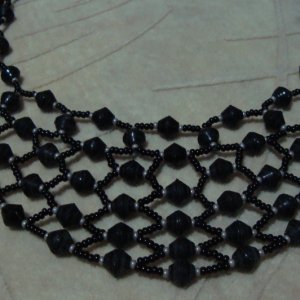 Работа Колье из черных матовых биконусов