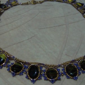 Работа Колье из овальных бусин и бисера