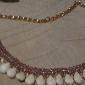 Работа Колье с натуральными бусинами говлита