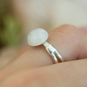 Робота Мінімалістичне срібне кільце з місячним каменем