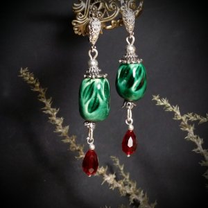 Работа Серебряные серьги бутылочно-зеленые бусины и красные капли