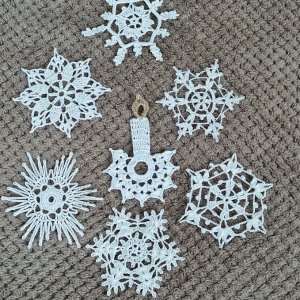 Робота Комплект в'язаних ялинкових прикрас