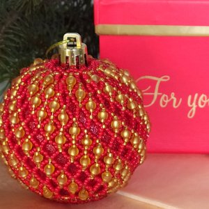 Работа Новогодняя игрушка красно-золотой шар