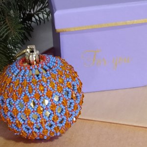 Работа Новогодняя игрушка голубовато-золотой шар