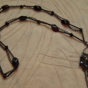 Работа Сотуар из черных бусин, стекляруса и цепочки